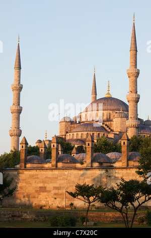 Blaue Moschee (Sultan Ahmet Camii) bei Sonnenaufgang im Stadtteil Sultanahmet, Istanbul, Türkei. Stockfoto