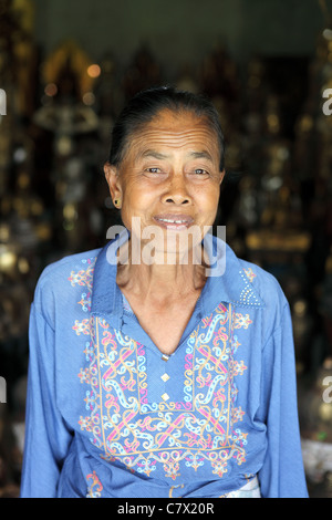 Balinesische Frau vor ihrer Galerie. Stockfoto