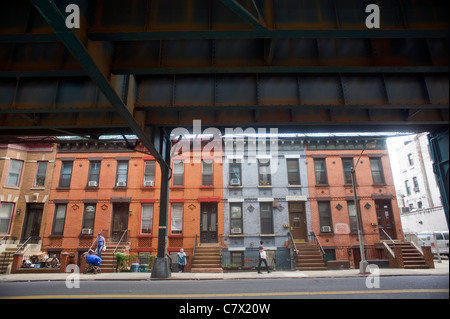 Reihenhäuser unter der erhöhten u-Bahn verfolgt in Long Island City, Queens in New York Stockfoto