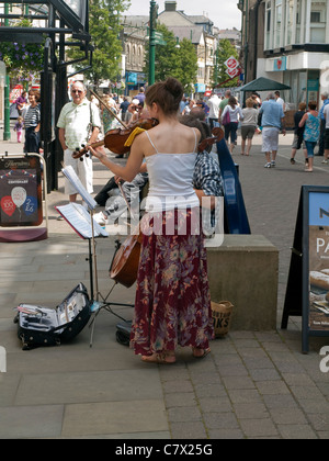 Violine und Cello Straßenmusikanten auf Spring Gardens, Buxton Derbyshire. Stockfoto