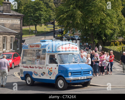 Super Peitsche Eiswagen auf The Square in Buxton Derbyshire an einem sonnigen Tag. Stockfoto