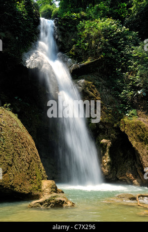 Kouangsi Wasserfall (alternative Schreibweise Tad Kwang Si, Kuang Si). Der Wasserfall befindet sich in der Nähe von Luang Prabang, Laos. Stockfoto