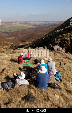 Eine Gruppe von Wanderern Fairbrook am Rande der Kinder Scout mit Blick auf Bleaklow sitzen Stockfoto