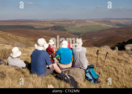 Eine Gruppe von Wanderern Fairbrook am Rande der Kinder Scout mit Blick auf Bleaklow sitzen Stockfoto