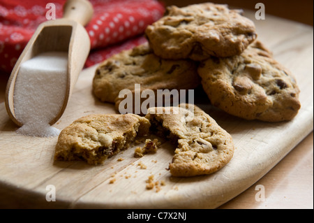 Cookies Chocolate Chip Cookies auf einer Holzplatte Cookies im Hintergrund und Vordergrund mit Hintergrundbeleuchtung. Stockfoto