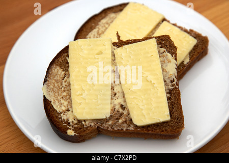 Scheiben von Veda Brot Brot und Käse, ein Malz-Brot verkauft in Nordirland. Stockfoto