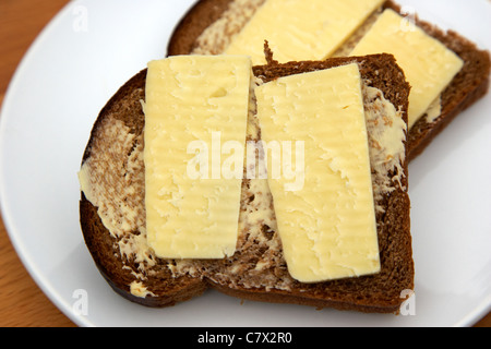 Scheiben von Veda Brot Brot und Käse, ein Malz-Brot verkauft in Nordirland. Stockfoto