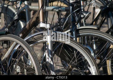 Detail von Fahrrädern auf einer Straße geparkt Stockfoto