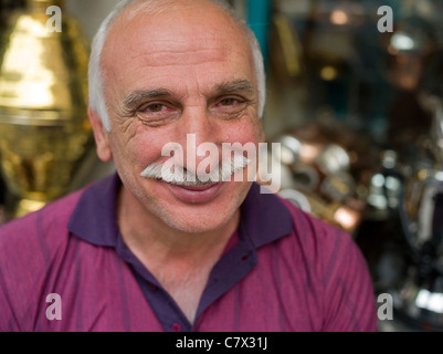 Türkischer Mann vor seinem Marktstand verkaufen Copperware in Istanbul Türkei Stockfoto