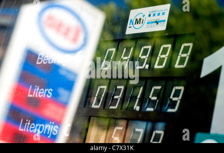 Nahaufnahme einer Kraftstoff Pumpe Anzeige an einer Tankstelle in den Niederlanden Stockfoto