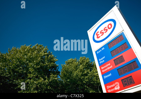 Ein Schild Kraftstoffpreise außerhalb einer Tankstelle in den Niederlanden Stockfoto