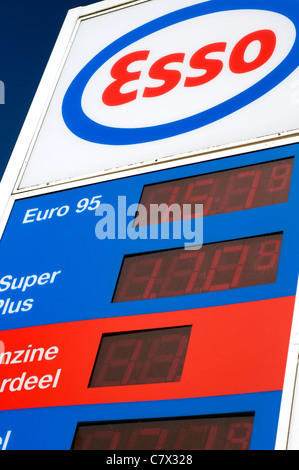 Detail der Preise auf dem Display auf einem Schild außerhalb einer Tankstelle in den Niederlanden Stockfoto