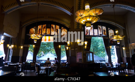 Cafe Americain Art-Deco-Interieur, Amsterdam, Niederlande, Tiffany-Lampen und Glasmalerei, ältesten niederländischen grand café Stockfoto