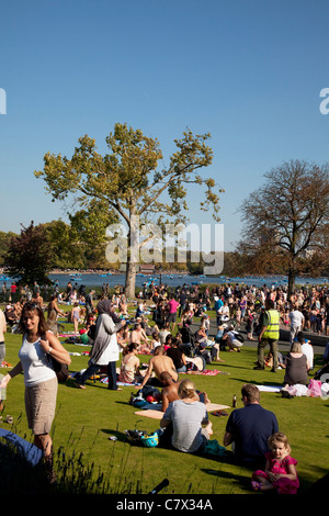 Hitzewelle im Sommer trifft London und Großbritannien. Leute da draußen sitzen in der Sonne im Hyde Park. Stockfoto