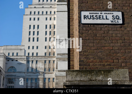 Straßenname melden für Russell Square mit Senat-Haus, Teil der University of London, im Hintergrund links Stockfoto