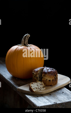Cookie Teig auf einer Latte Löffel im Vordergrund Holzbrett im Hintergrund Stockfoto