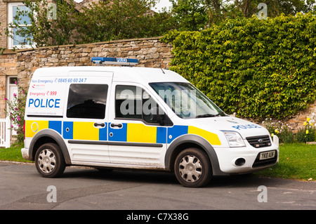 Ein Polizeiwagen in das Dorf von Reeth im Swaledale in North Yorkshire, England, Großbritannien, Uk Stockfoto