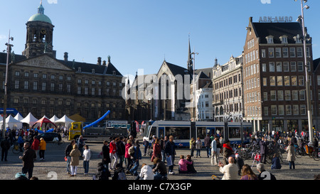 Dam Platz mit dem königlichen Palast (Koninklijk Paleis), Amsterdam, Niederlande. Stockfoto