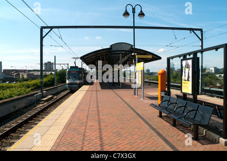 Eine Straßenbahn an der Haltestelle Cornbrook auf der Metrolink Straßenbahn System, Manchester, England, UK Stockfoto