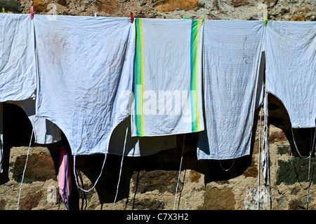 Handtücher und Schürzen auf der Wäscheleine trocknen Stockfoto