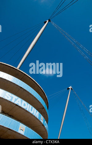 Spirale Zugangsrampen und Tragbalken und Kabel an der City of Manchester Stadium, Manchester, England, UK Stockfoto