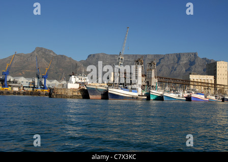 Fischerboote im Hafen mit dem Tafelberg, die Waterfront, Cape Town, Western Cape, Südafrika Stockfoto