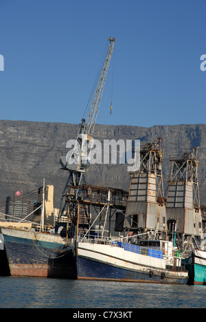 Fischerboote im Hafen mit dem Tafelberg, die Waterfront, Cape Town, Western Cape, Südafrika Stockfoto