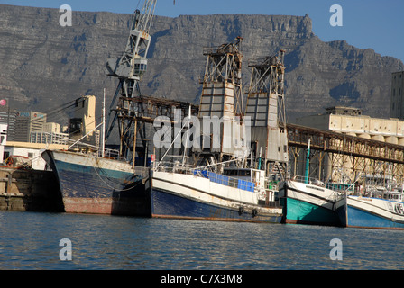 Fischerboote im Hafen mit dem Tafelberg, die Waterfront, Cape Town, Western Cape, Südafrika Stockfoto