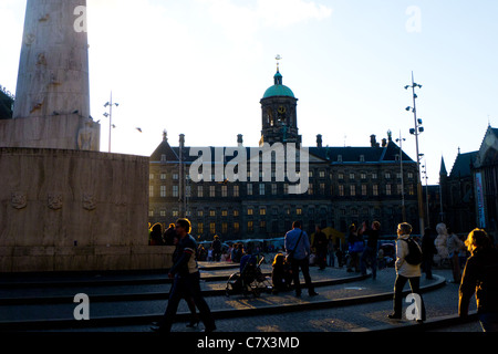 Blick auf den königlichen Palast (Koninklijk Paleis) und Nationaldenkmal von Dam Square, Amsterdam, Niederlande. Stockfoto