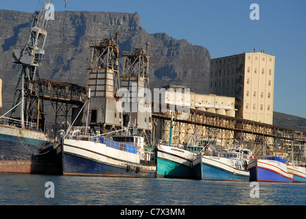 Fischerboote im Hafen mit dem Tafelberg, die Waterfront, Cape Town, Western Cape, Südafrika Stockfoto