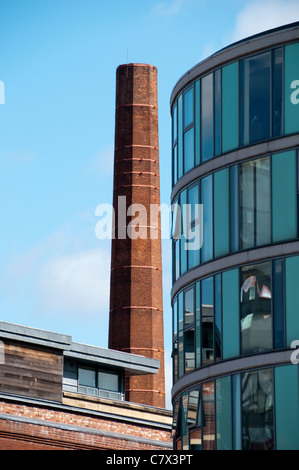 Die Albion Werke Apartments und einem alten Schornstein Pollard Street, Ancoats, Manchester, England, UK Stockfoto