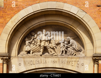 Stein Relief auf die erhaltene Fassade des ehemaligen Smithfield Großhandel Fischmarkt, Northern Quarter, Manchester, England, UK Stockfoto