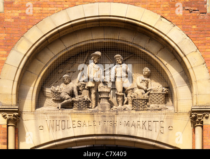 Stein Relief auf die erhaltene Fassade des ehemaligen Smithfield Großhandel Fischmarkt, Northern Quarter, Manchester, England, UK Stockfoto