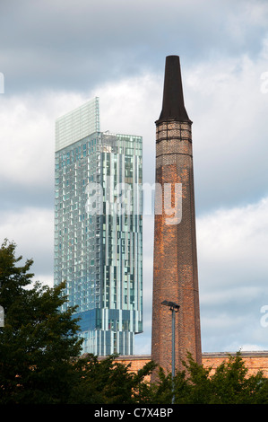 Beetham Tower (Hilton Tower) und der Macintosh-Mühlen-Schornstein, Manchester, England, UK Stockfoto