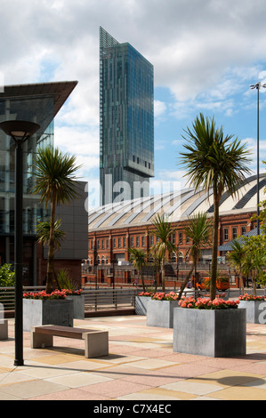 Der Beetham Tower (Hilton Tower) aus Barbirolli Square, Manchester, England, UK Stockfoto