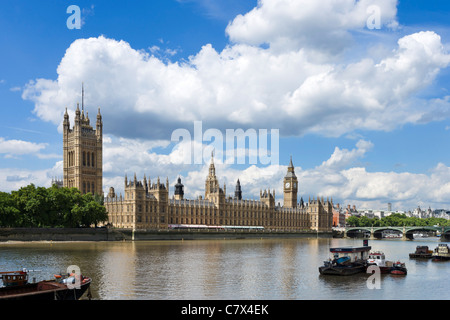 Die Themse und die Houses of Parliament angesehen vom Südufer mit Westminster Bridge in der Ferne, London, England Stockfoto