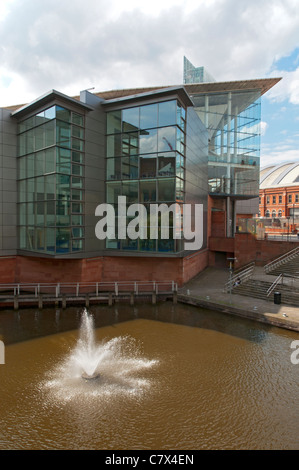 Die Bridgewater Hall und Kanal-Becken, Barbirolli Square, Manchester, England, UK Stockfoto