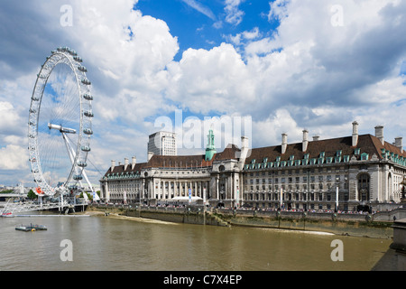 County Hall und das London Eye von der Westminster Bridge, London, England Stockfoto