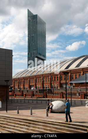 Der Beetham Tower (Hilton Tower) aus Barbirolli Square, Manchester, England, UK. "Prüfstein", durch Kan Yasuda im Vordergrund. Stockfoto