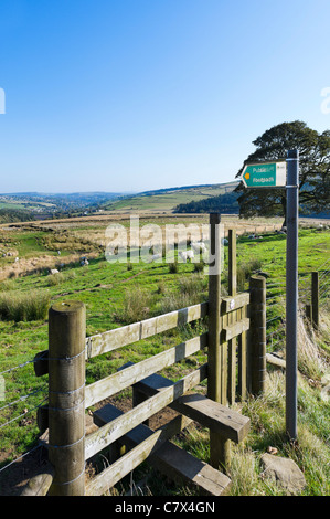 Stil über einen öffentlichen Fußweg über Holmfirth und die Holme Valley, Holme, West Yorkshire, England, Vereinigtes Königreich Stockfoto