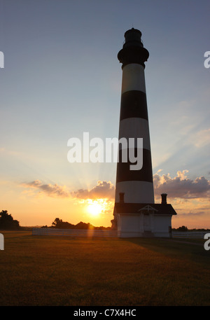 Silhouette Blick auf den Leuchtturm Bodie Island auf den outer Banks von North Carolina bei Sonnenaufgang vertikale Stockfoto