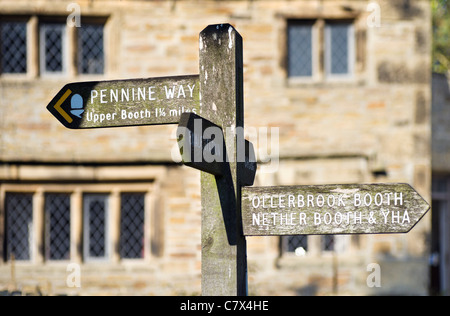 Beginn der Pennine Way außerhalb der Nags Head Pub in Edale, Peak District National Park, Derbyshire, England, UK Stockfoto