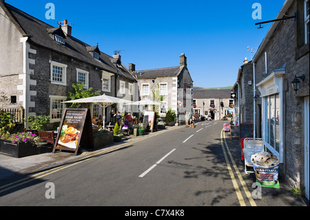 Geschäfte und das Castle Pub in der Castle Street in Castleton, hoffe Tal, Peak District, Derbyshire, England, UK Stockfoto