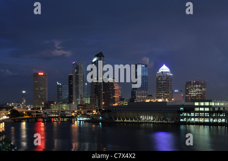 Tampa, Florida, USA, Skyline bei Nacht, kurz vor der Morgendämmerung mit den Lichtern der Stadt immer noch auf. Stockfoto