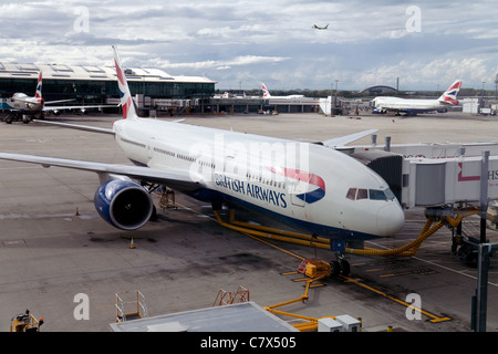 British Airways Flugzeug tanken zum Terminal 5 in Heathrow Flughafen London UK Stockfoto