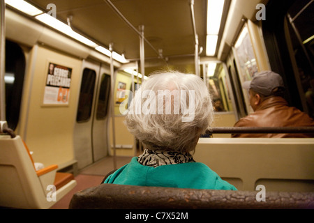 Ältere Dame, weibliche ältere Staatsbürgerin, die allein mit einem U-Bahn-Zug der Washington Metro reist, Washington DC USA Stockfoto