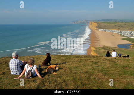 UK, genießen Sie die heißesten Start bis Oktober aktenkundig Teilen des Vereinigten Königreichs. Wanderer genießen die Sonne und die Aussicht auf Burton Bradstock Klippen Stockfoto