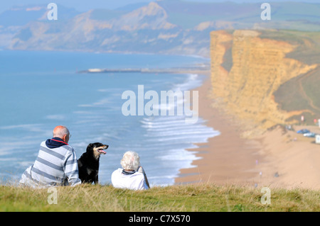 UK, genießen Sie die heißesten Start bis Oktober aktenkundig Teilen des Vereinigten Königreichs. Wanderer genießen die Sonne und die Aussicht auf Burton Bradstock Klippen Stockfoto