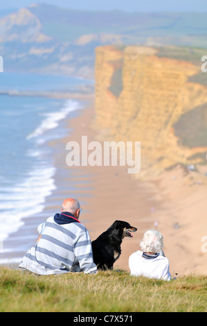 UK, genießen Sie die heißesten Start bis Oktober aktenkundig Teilen des Vereinigten Königreichs. Wanderer genießen die Sonne und die Aussicht auf Burton Bradstock Klippen Stockfoto