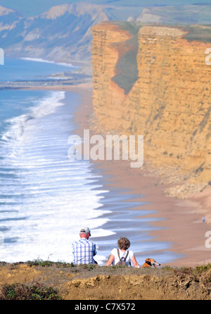 UK, genießen Sie die heißesten Start bis Oktober aktenkundig Teilen des Vereinigten Königreichs. Wanderer genießen die Sonne und die Aussicht auf Burton Bradstock Klippen Stockfoto